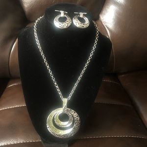 Spiral 🌀 infinity silver necklace earring set.